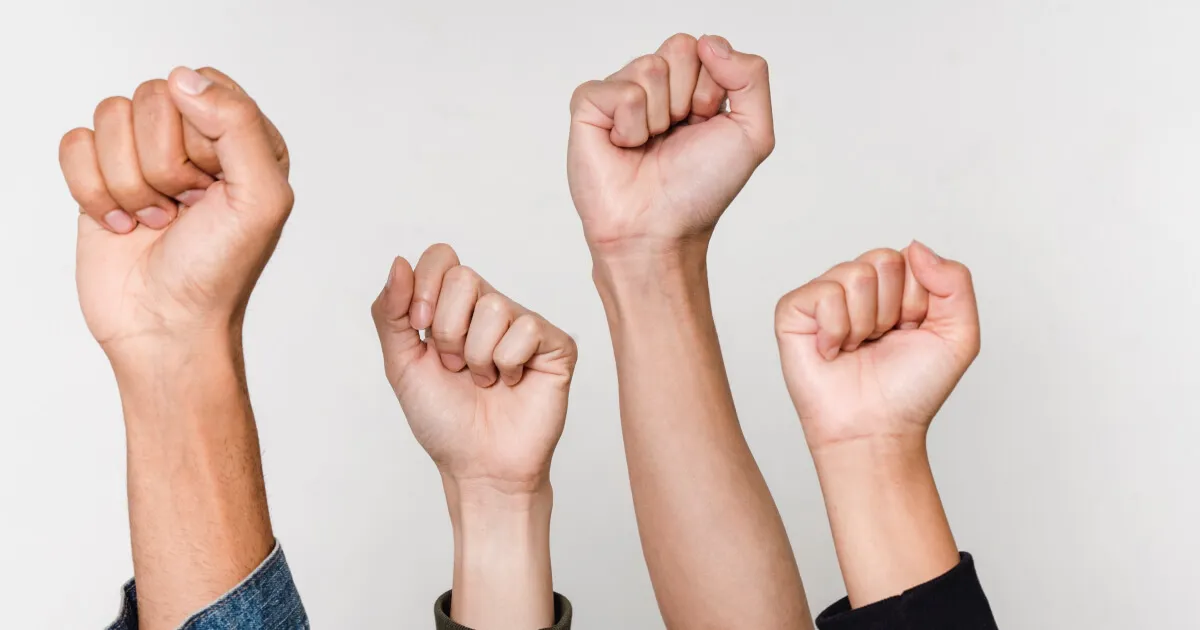 Трясти кулаками