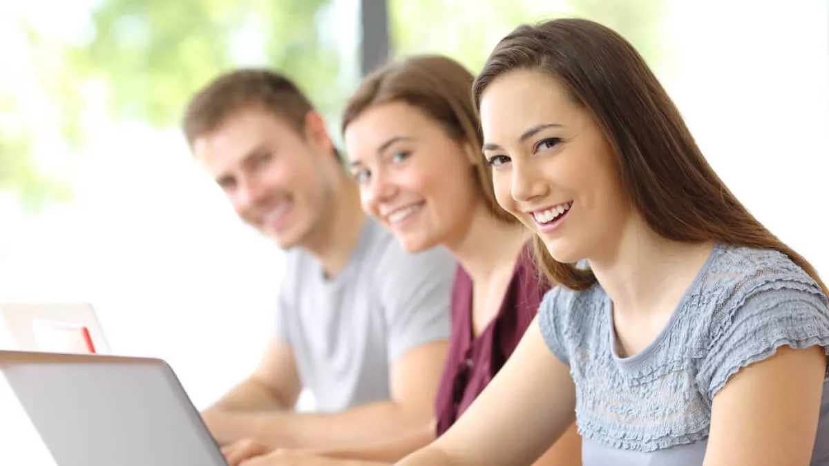 Компания смеющихся людей от английской лексики