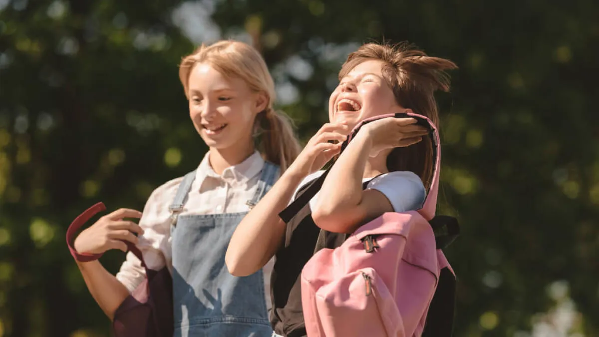 Школьники смеются с английского слова