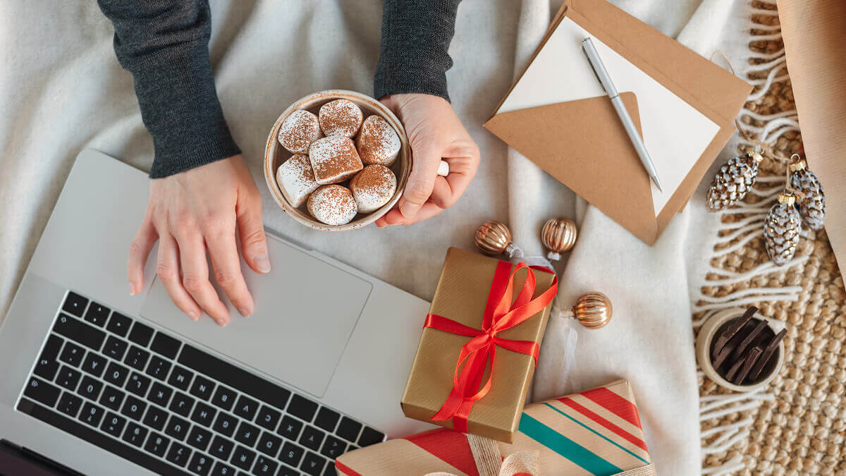 20 ярких цитат о Новом годе и Рождестве на английском: подписи для Instagram 2026 - Cambridge.ua