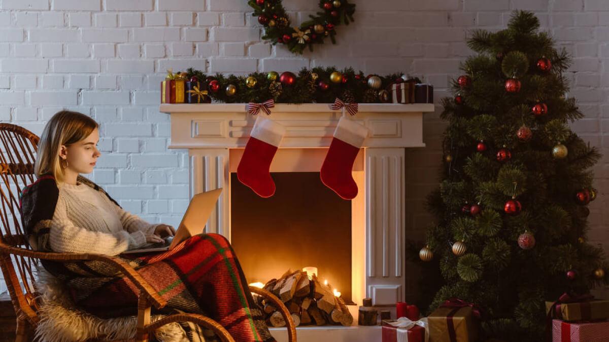 Дівчина у пледі коло каміна