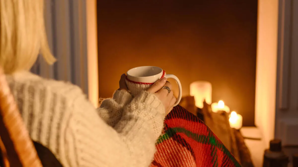 Девушка с чашкой в руках