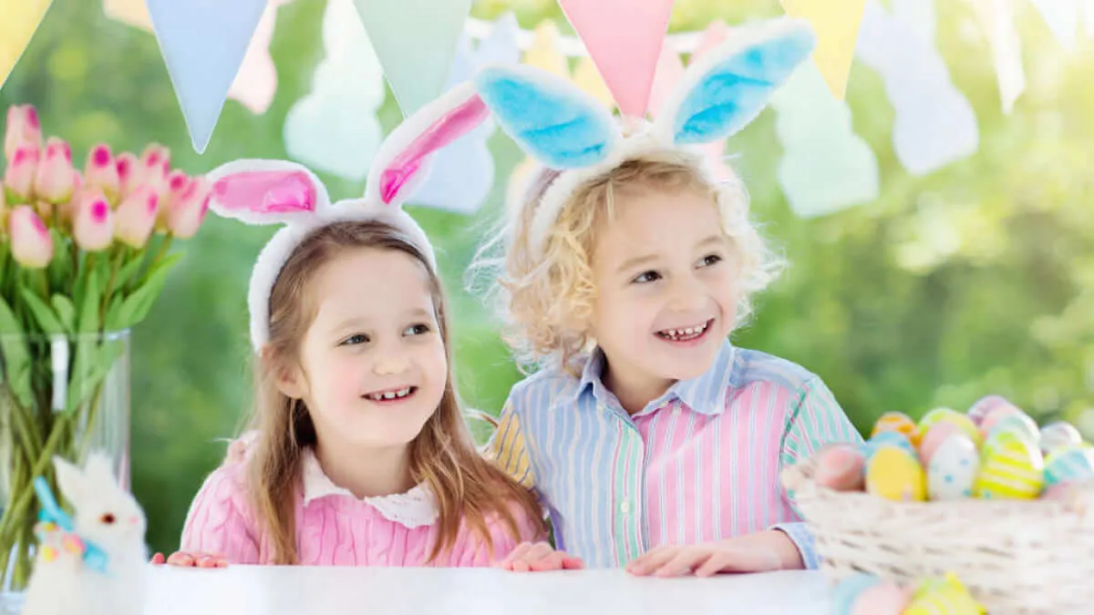 Дівчатка святкують Великдень