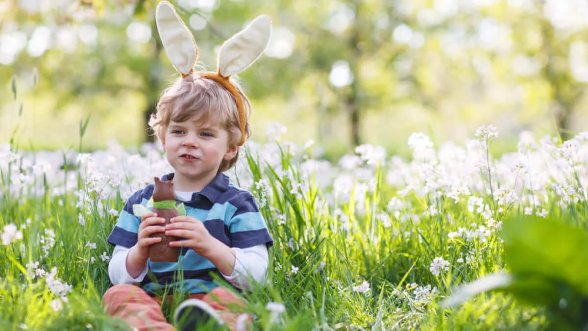 Хлопчик святкує Великдень